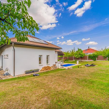 Vila Sara S Bazenem A Infrasaunou Na Kraji Prahy Zbuzany エクステリア 写真